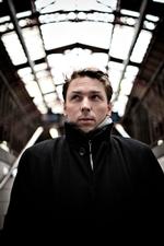 Pendler. Peder Frederik Jensen er født i København (1978), men er vokset op mange forskellige steder i Danmark. Hvilket måske er grunden til, at det er svært at falde til ro som københavner. 