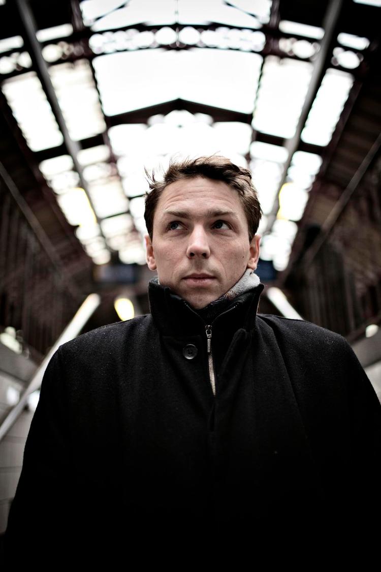 Pendler. Peder Frederik Jensen er født i København (1978), men er vokset op mange forskellige steder i Danmark. Hvilket måske er grunden til, at det er svært at falde til ro som københavner. 