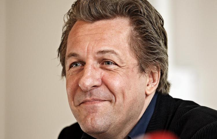 Anonymitet. Forlagsdirektør Jakob Kvist fra People's Press kritiserer pressen for at jagte forfatteren bag 'Den hemmelige Socialdemokrat'. 