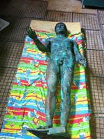 Scoop. Statuen er mindst 2.000 år gammel, vurderer arkæologer. Louvre er blandt museerne, som gerne udstiller den, men indtil videre har Hamas konfiskeret den. 