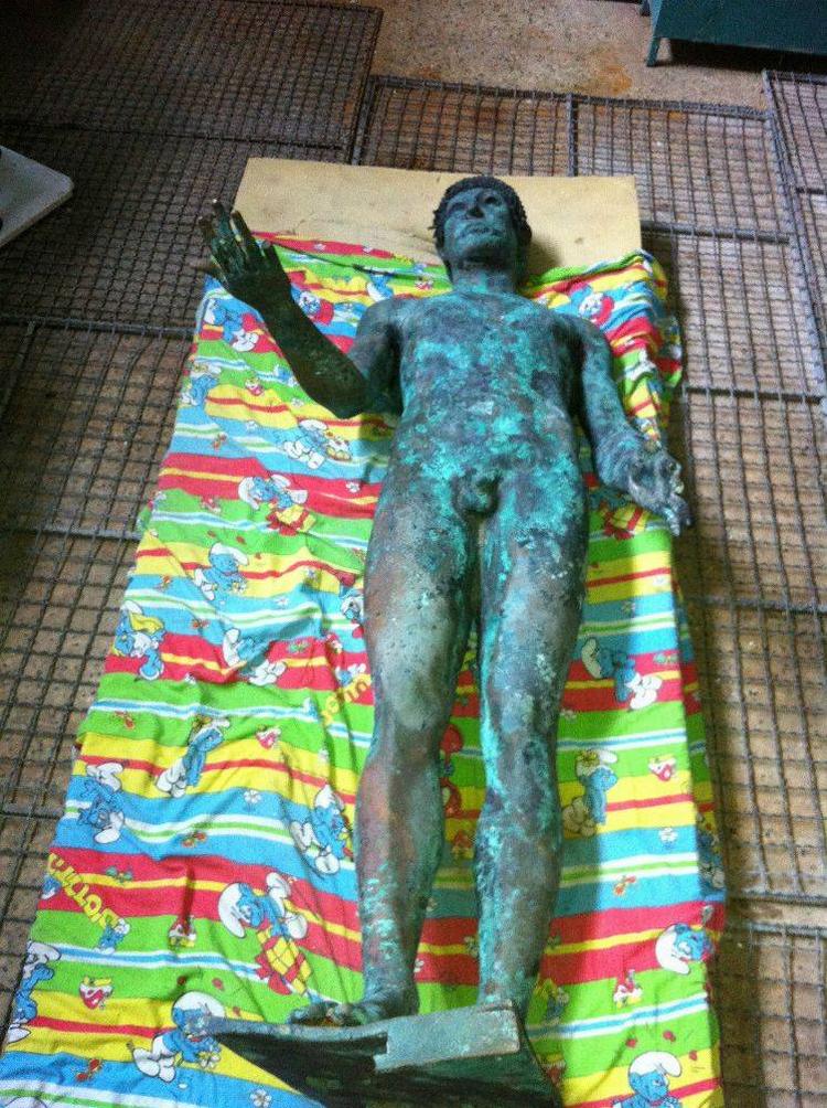 Scoop. Statuen er mindst 2.000 år gammel, vurderer arkæologer. Louvre er blandt museerne, som gerne udstiller den, men indtil videre har Hamas konfiskeret den.