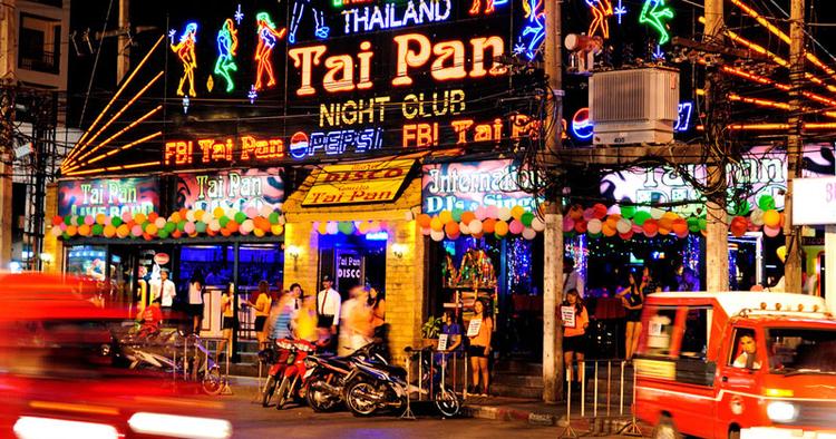 Trægsel. Feriedestinationen Phuket har de seneste år oplevet et stort rykind af turister, og en lang række historier om tyveri, fup og ballade. 