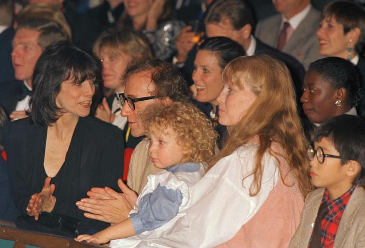 Hygge. Familien Allen-Farrow i 1987 da alting stadig var fryd og gammen. 