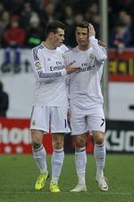 Av. Ronaldo (th) fik flere knubs undervejs i sejren over Atletico. Her trøstes han af Gareth Bale. 