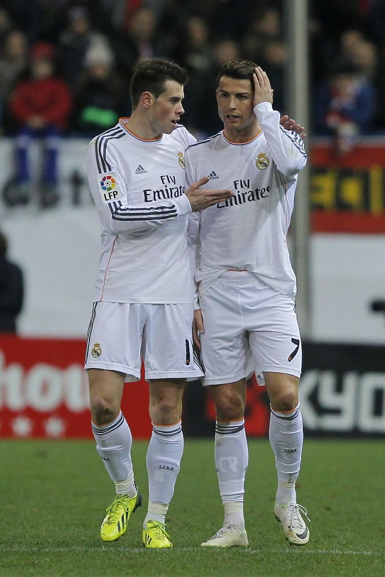 Av. Ronaldo (th) fik flere knubs undervejs i sejren over Atletico. Her trøstes han af Gareth Bale. 