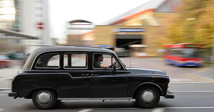 Tjek. London er en af de storbyer, hvor det kan betale sig at tjekke den billigste transport til og fra lufthavnen. 