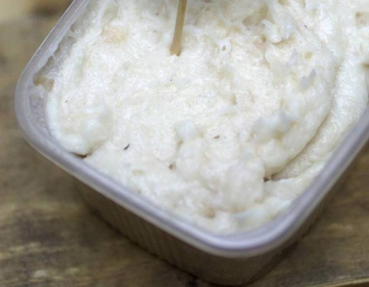 uhumsk.  Det undrer fødevareministeren, at der ikke er blevet sat en stopper for det alt for høje bakterieindhold i fiskefars noget før. 