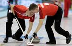 Tvivlende. Team Stjerne står foran to afgørende kampe mod Sverige og Canada. Her er Troels Harry (tv) og Johnny Frederiksen i aktion. 