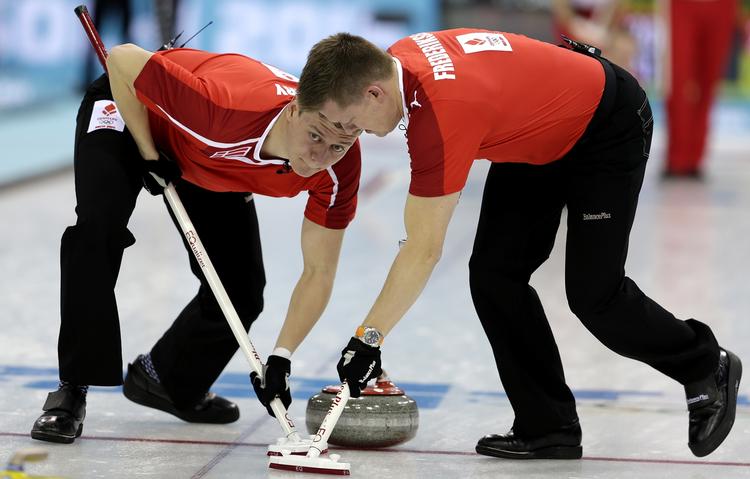 Tvivlende. Team Stjerne står foran to afgørende kampe mod Sverige og Canada. Her er Troels Harry (tv) og Johnny Frederiksen i aktion. 