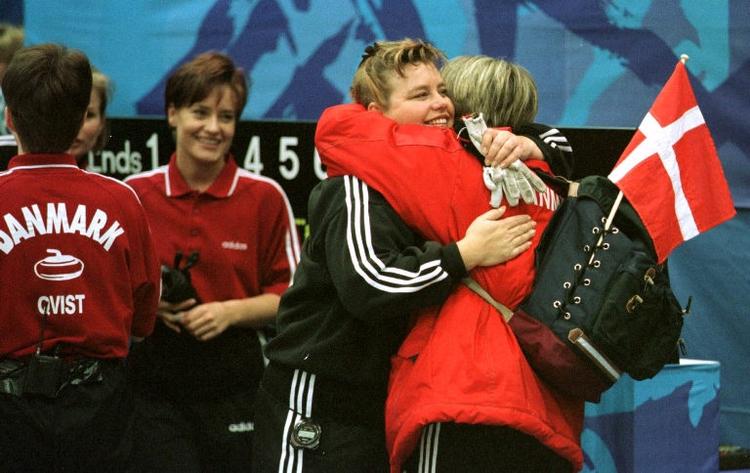 15.02.98.  Helena Blach Lavrsen lykønskes/trøstes af holdkammeraten Jane Bidstrup. 