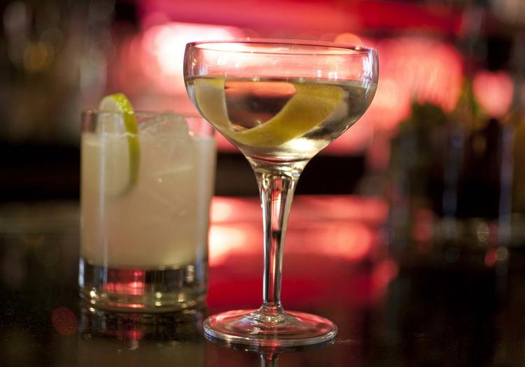 Alkholreklamer. Alkohol er et farligt stof, som formentlig ikke ville blive tilladt som nydelsesmiddel, hvis det blev opfundet i dag. 