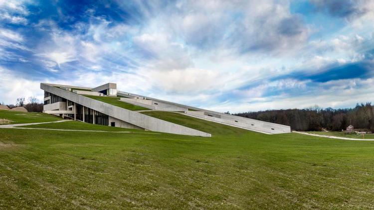 Moesgård. 13.00 kvadratmeter græs omslutter det nye museum syd for Aarhus, der slår dørene op i oktober. 