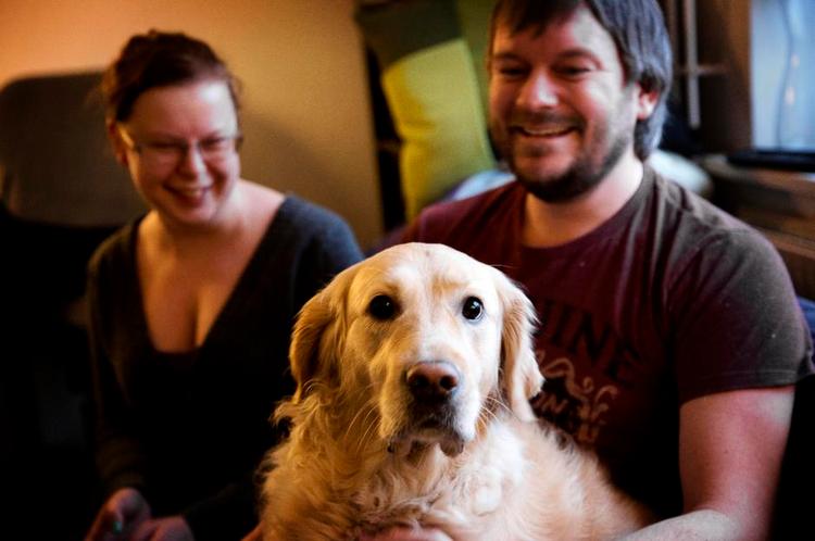 Pladsmangel. Så længe Line Thorsen og Henrik Henriksen ikke har råd til at flytte fra deres lejlighed på 43 kvadratmeter med deres hund Kivi, synes parret ikke, at det er forsvarligt også at føje et barn til familien. Foto: Per Folkver 