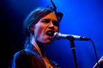 Sysler. Nina Persson er gået solo, og saammen med et dydigt band gav hun en kedelig koncert i Amager Bio. 