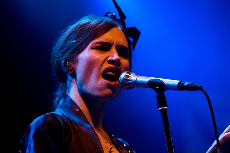 Sysler. Nina Persson er gået solo, og saammen med et dydigt band gav hun en kedelig koncert i Amager Bio. 