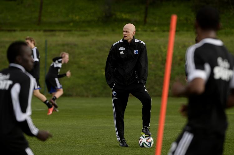 ROSER. I FCK's træningslejr i Portugal uddeler Ståle Solbakken roser til to af sine spillere. 