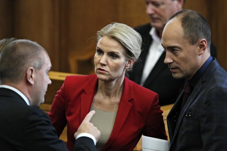 Socialdemokraterne. Partiledelsens linje har været hård, og den har hele tiden været godt hjulpet af den krisestemning, der ligger i, at partiet ligger permanent katastrofalt i målingerne. 