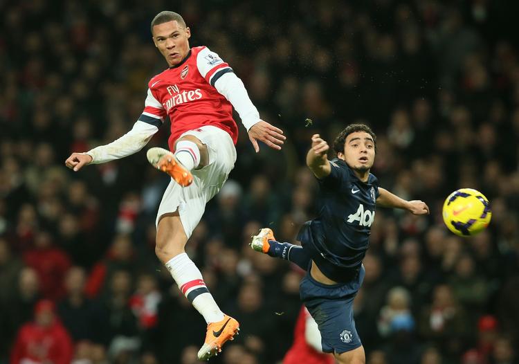 0-0. Kieran Gibbs og Rafael var begge højt oppe, men ikke i scoringsjubel. 