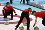 CURLING. Fire koste og otte sten - så har man  ingredienserne til et curlinghold. I Sotji står der otte af dem klar til dagens OL-kampe. 