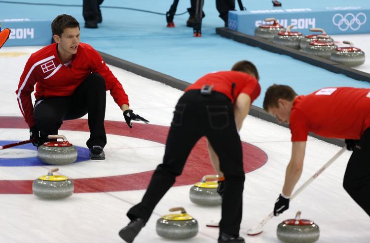 CURLING. Fire koste og otte sten - så har man  ingredienserne til et curlinghold. I Sotji står der otte af dem klar til dagens OL-kampe. 