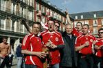 Danske og spanske fodboldfans varmer op til EM kvalifikationskampen i Madrid. Richard var der også. Det er i år 2007. 