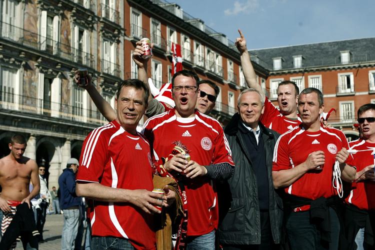 Danske og spanske fodboldfans varmer op til EM kvalifikationskampen i Madrid. Richard var der også. Det er i år 2007. 
