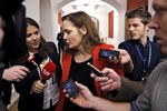 HYLDEST. Kolleger i SF og i Foketinget hylder SF's nye formand Pia Olsen Dyhr og ser frem til samarbejdet. 