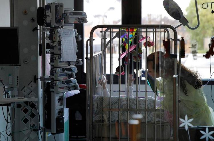 behandling. Mere end 1.400 voksne belgiere fik i 2012 hjælp til at dø. Nu er spørgsmålet, om loven også skal omfatte meget syge børn. Her er en sygeplejerske ved at hjælpe en baby med en iltmaske på børnehospitalet Dronning Fabiola i Bruxelles. 