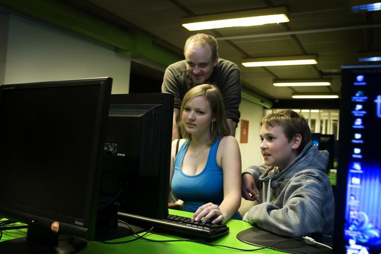 Interesse fra forældres side kan være en behjælpelig faktor i håndteringen af børns computerspilsforbrug. 