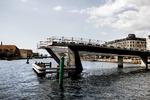 BLINDGYDE. Den ufærdige Inderhavnsbro i Københavns Havn. Kommunen håber snart at kunne meddele, hvordan byggeopgaven kan fortsætte. 