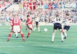 Mål. EM-kampen mellem Danmark og Tyskland endte 2-0 i danskernes favør. John 'Faxe' Jensen, som skyder bolden afsted på billedet, scorede kampens første mål. 