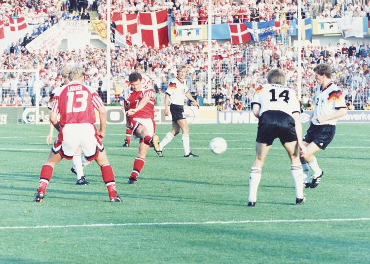 Mål. EM-kampen mellem Danmark og Tyskland endte 2-0 i danskernes favør. John 'Faxe' Jensen, som skyder bolden afsted på billedet, scorede kampens første mål. 