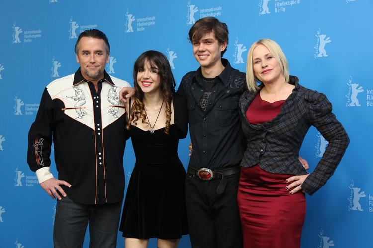 Satsning. Richard Linklater sammen med skuespillerne Lorelei Linklater, Ellar Coltrane og Patricia Arquette poserer for fotograferne i Berlin. 