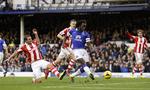 Everton. En af Evertons stjerner, Romelu Lukaku sparker på mål i en kamp mellem Everton og Stoke på Goodison Park. Det stadion, hvor en forventningsfuld Rick Wee sad klar til for første gang i 30 år at se sine helte spille. Kampen blev aflyst, men Rick Wee, der var rejst hele vejen fra Malaysia for at se kampen, fik sig en oplevelse, han sent vil glemme. 