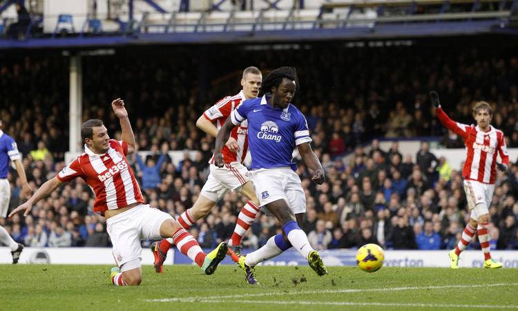 Everton. En af Evertons stjerner, Romelu Lukaku sparker på mål i en kamp mellem Everton og Stoke på Goodison Park. Det stadion, hvor en forventningsfuld Rick Wee sad klar til for første gang i 30 år at se sine helte spille. Kampen blev aflyst, men Rick Wee, der var rejst hele vejen fra Malaysia for at se kampen, fik sig en oplevelse, han sent vil glemme. 