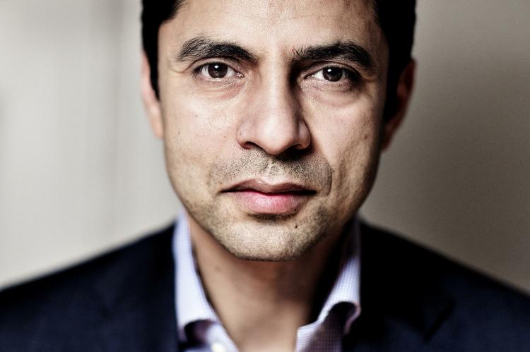 Opråb. Almindelige danskere skal i højere grad spille en rolle i integrationen ved at turde blande sig, mener integrationsminister Manu Sareen. 