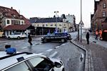 Røveri. Politiet har afspærret en bygningi Helsingør, hvor en muligvis bevæbnet røver stadig befinder sig efter et fejlslagent røveri i nat. 