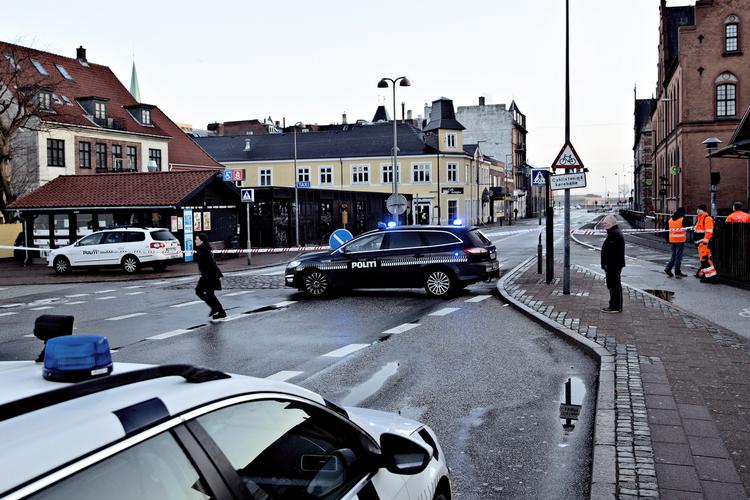 Røveri. Politiet har afspærret en bygningi Helsingør, hvor en muligvis bevæbnet røver stadig befinder sig efter et fejlslagent røveri i nat. 