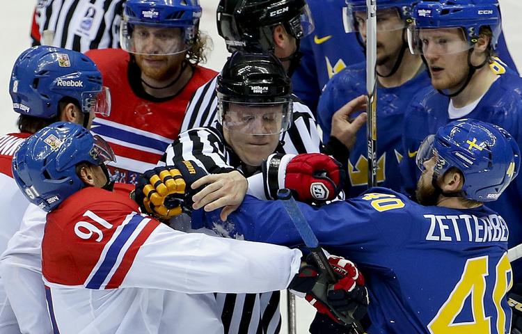 FÆRDIG. Sveriges Henrik Zetterberg (th) kommer ikke til at uddele flere øretæver ud ved OL i Sotji. 