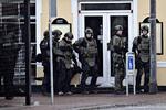 Drama. Politet i Nordsjælland fik hjælp fra aktionsstyrken efter mislykket røveri i Helsingør, hvor en formodet røver stadig opholdt i i bygningen. 