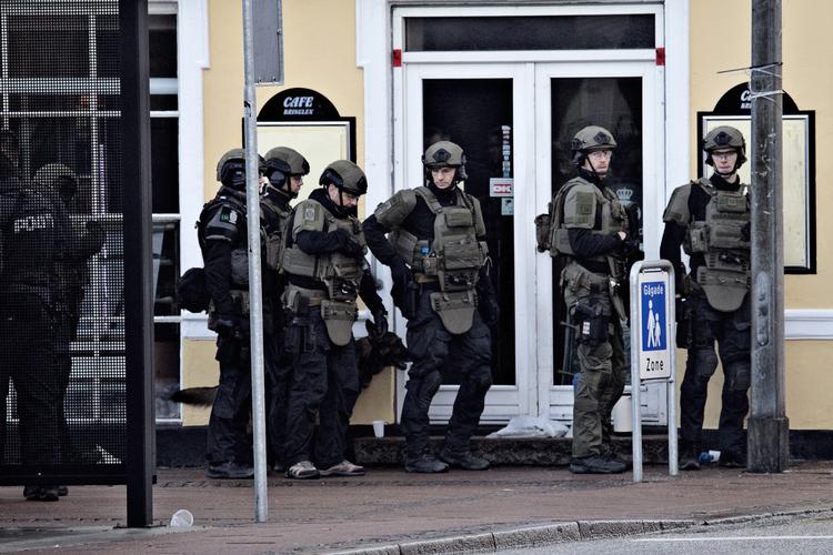 Drama. Politet i Nordsjælland fik hjælp fra aktionsstyrken efter mislykket røveri i Helsingør, hvor en formodet røver stadig opholdt i i bygningen. 