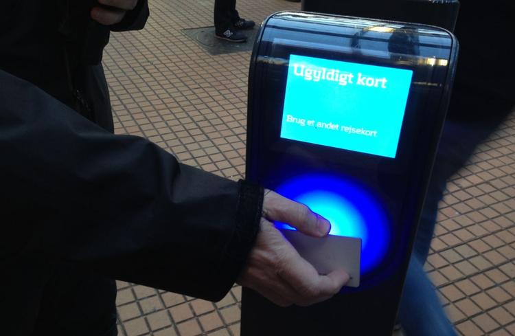 Nedbrud. I første omgang hed det sig, at passagerer med rejsekort, der ikke virker, skulle købe billet på anden vis. Men nu kan de med god samvittighed rejse gratis, hvis de har et rejsekort de kan vise, når kontrolløren kommer. 