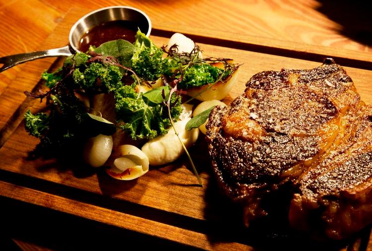 Kilotung. Madklubben i Admiralgade serverer en solid côte de bœuf med to ribben på siden, der gjorde det prægtige kødstykke højt som en pegefinger. 