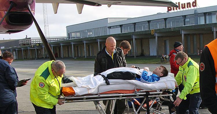 Knæk. Kommer man galt af sted på ski, kan det ende med en tur hjem i ambulancefly. 