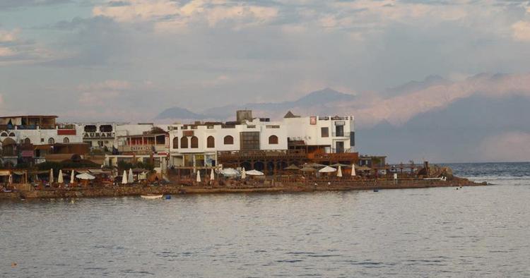 Autentisk. Afslappet atmosfære og snorkling fås en spytklat fra strandpromenaden i Dahab. 