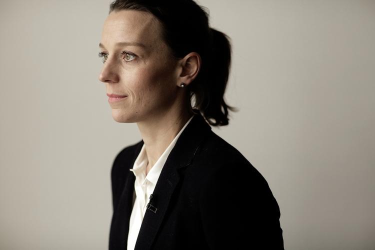 Choko-bar. Kirsten Brosbøl kan spise meget chokolade, hvis hun får begyndt, så hun overvejer at låse fristelserne inde i den bankboks, der findes i departementet, som tidligere var bank. 