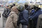 Optøning. Et kys skal der til på valentinsdag. samtidig kan de ukrainske demonstranter glæde sig over, at deres anholdte kammerater er sat fri. 