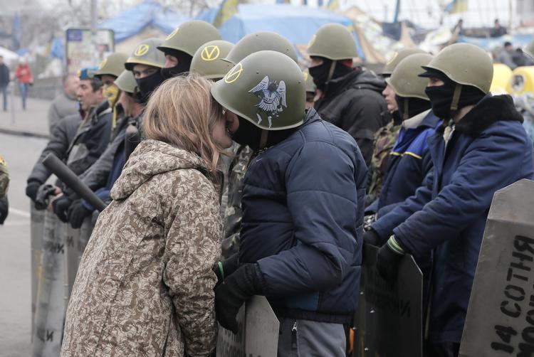 Optøning. Et kys skal der til på valentinsdag. samtidig kan de ukrainske demonstranter glæde sig over, at deres anholdte kammerater er sat fri. 
