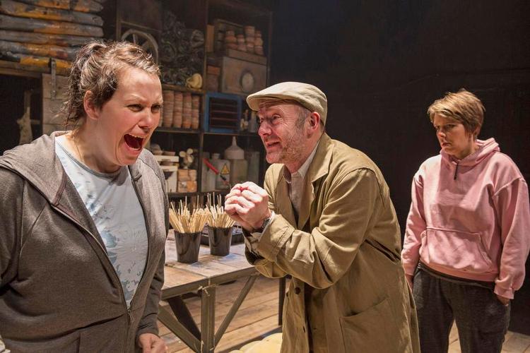 Krisehyl. Marie Mondrups hverdagsdesperado finder sig bare ikke i at blive fyret, selv om chefen (Henrik Prip) beder pænt om lov og kollegaen (Stine Schröder Jensen) ser skeptisk til. 