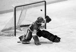 HISTORISK. Målmand Vladislav Tretiak måtte se sig passeret flere gange i OLkampen mod USA i 1980. I dag er han præsident for russisk ishockey. 